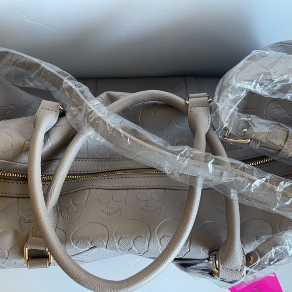 NEW Betsey Johnson SKULLS Weekender Dufflel - Halloween Gray Large Bag w tag - Picture 5 of 11
